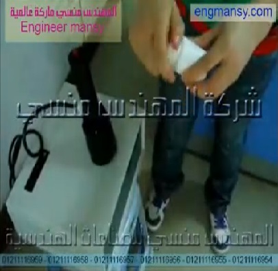 طبه الومنيوم فويل ملحومة علي سطح عبوة صغيرة الحجم بماكينة الاندكشن سيل اليدوية موديل 201 ماركة مهندس منسي