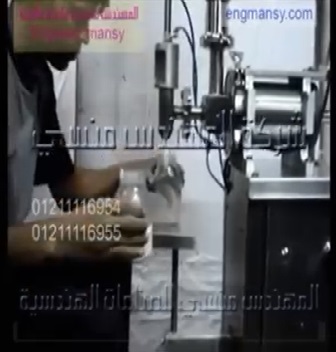 تعبئة كريمة الحليب بمكنة السوائل موديل 404 نصف أتوماتيك ماركة مهندس منسي