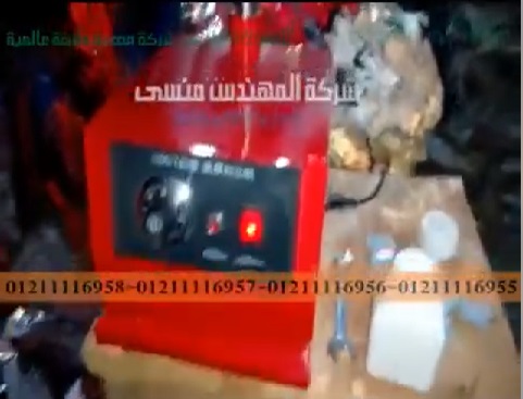 طريقة حفظ مكونات العبوات بوضع طبة علي سطحها بمكبس موديل 224 ماركة مهندس منسي