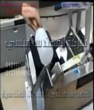طريقه لصق ليبل على برطمان بلاستيك به زيتون بواسطه ماكينه لصق ليبل إستيكر موديل831 ماركه المهندس منسى