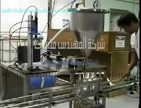 عرض لآلة بقادوس و بستيم حجمي لملئ العبوات بالسوائل موديل 404 ماركة المهندس منسي