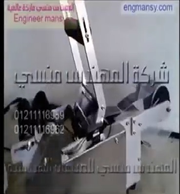 لصق الليبل استيكر على عبوات الفازلين المدورة بماكينة نصف الية كود 831 ماركة مهندس منسي