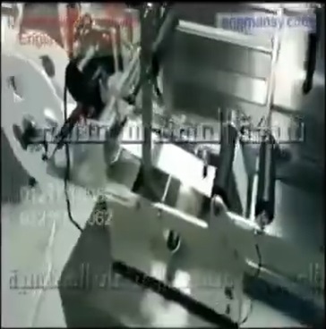 لصق ليبل علي عبوات الكلور الدائرية بماكينة نصف الية كود 831 ماركة مهندس منسي