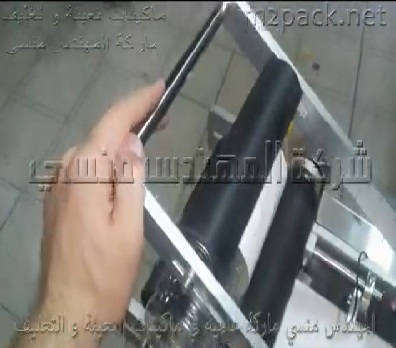 ماكينة بسيطة نصف أتوماتيك للصق ليبل آستيكر علي عبوات دائرية بلاستيك تعمل بكهرباء 220 فولت موديل 831 ماركة مهندس منسي