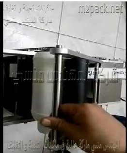 ماكينة تثبيت و لصق ليبل علي عبوات دائرية بلاستيك كود 831 ماركة مهندس منسي