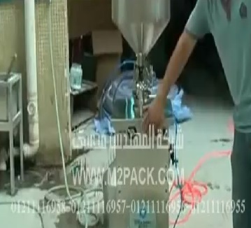 ماكينة تعبئة السوائل العادية واللزجة النصف اوتوماتيك موديل 404 باضافة منضدة اسفل الماكينة ماركة المهندس منسي