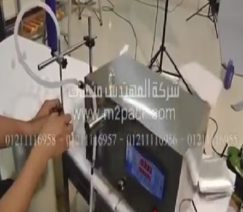 ماكينة ديسك توب ديجيتال من الاستانلس لتعبئة دقيقة للسوائل الطبية في زجاجات صغيرة أو أكياس موديل 451 ماركة المهندس منسي