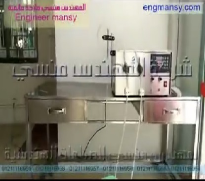 ماكينة ديسك توب نص اتوماتيك موديل 451 ماركة مهندس منسي لتعبئة السوائل في عبوات مختلفة الاحجام