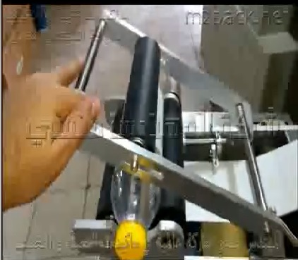 ماكينة لصق أستيكر نص أتوماتيكية للعبوات الدائرية مثل عبوة العصير أو عبوات الماء موديل 831 ماركة مهندس منسي