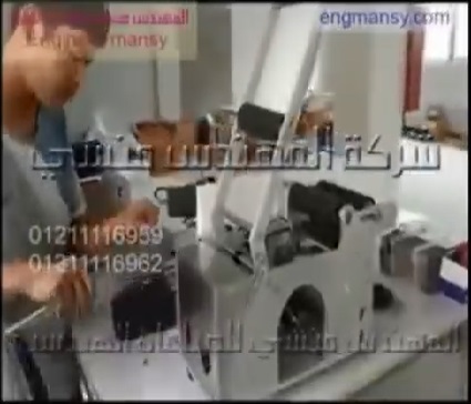 ماكينة لصق الليبل على زجاجات زيت الاطفال نصف أتوماتيك تشغيل علي كهرباء المنزل كود 831 ماركة مهندس منسي