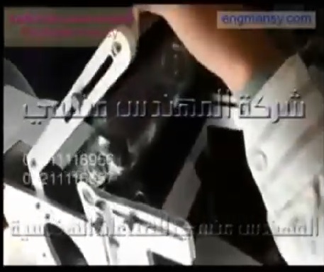 ماكينة لصق ليبل أستيكر علي عبوات البودر الدائرية للمبيدات الحشرية نص اتوماتيك كود 831 ماركة مهندس منسي