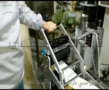 ماكينة نصف أتوماتيك للصق ليبل علي عبوات دائرية للماء ، العصائر تعمل بكهرباء 220 فولت موديل 831 ماركة مهندس منسي