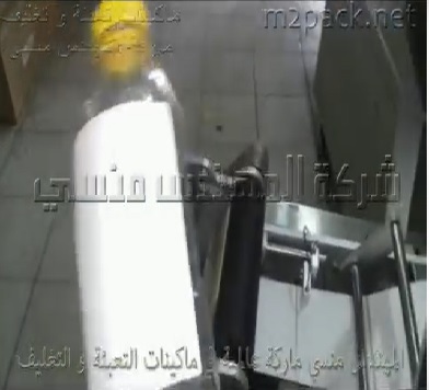 ماكينة نصف اتوماتيك للصق لليبل آستيكر علي زجاجات العصير دائرية البلاستيك كود 831 ماركة المهندس منسى