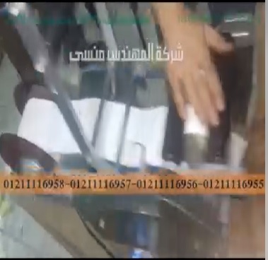 يوضح الفيديو ماكينة لصق الليبل على العبوات المدورة موديل831 ماركة المهندس منسى