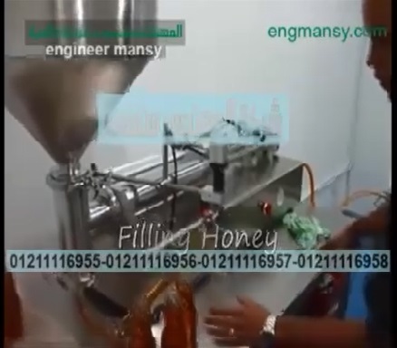 ‫تعبئة عبوات عصير تفاح في زجاجات بماكينة تعبئه السوائل نصف أتوماتيك موديل 404 ماركه المهندس منسى‬‎