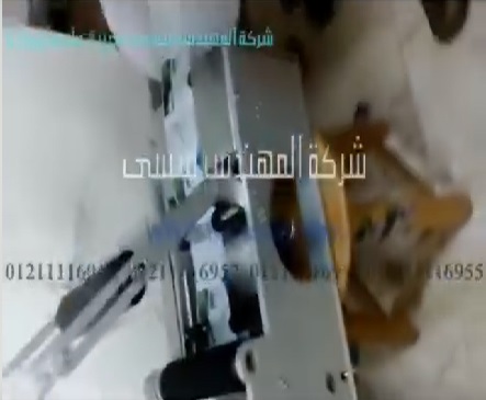 ‫ماكينه لصق ليبل علي عبوات محلول العدسات بموديل 831 ماركة المهندس منسي مع قفل الغطا بموديل 461 ماركة‬‎ مهندس منسي