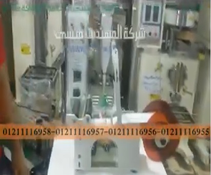 ‫يوضح الفيديو ماكينة لصق استيكر ليبل على العبوات البلاستيك موديل 831 ماركة مهندس منسى ‬‎