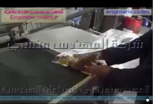 عبوات زيت الطعام مغلفة بواسطة ماكينه الشرينك الحرارية ومعها قطاعة موديل 107 ماركة مهندس منسي