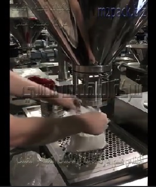 ماكينة نصف اوتوماتيك بأوجر حجمي لتعبئة اكياس الدقيق تعمل بكهرباء المنزل العادية 220 فولت كود 951 ماركة المهندس منسى