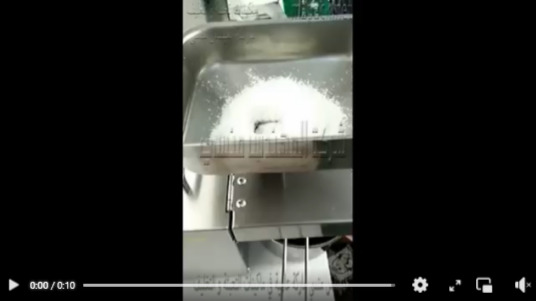 ماكينة عصر مبشور جوز الهند و إستخلاص الزيت منه تعمل بكهرباء المنزل و سهلة التنظيف موديل 811 ماركة مهندس منسي